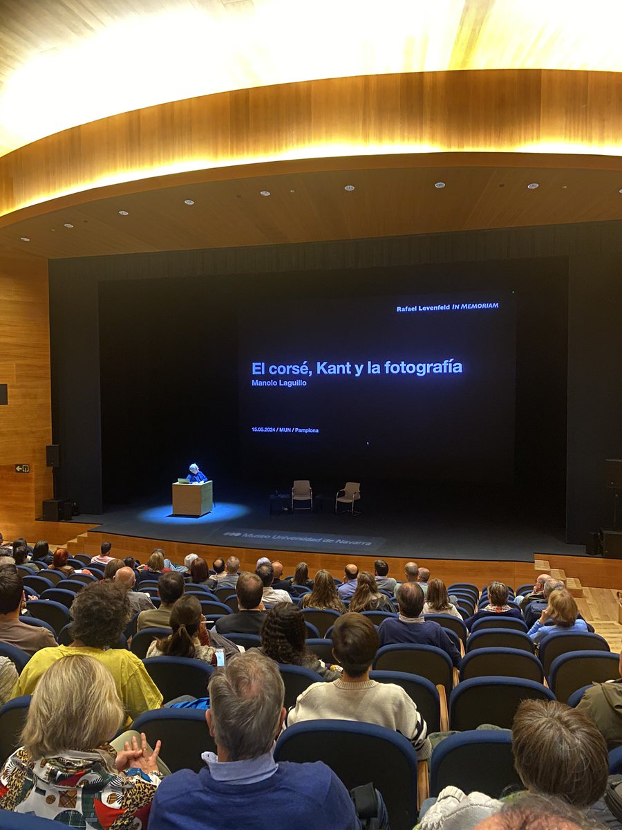 Avui estem a Pamplona, al Museo Universitario de Navarra <a href="/Museo_unav/">Museo UNAV</a> a la presentació del llibre Una Tierra Prometida que recull l’exposició excepcional que us recomanem de totes totes. Amb Manolo Laguillo, Valentin Vallhonrat i Joan Fontcuberta.