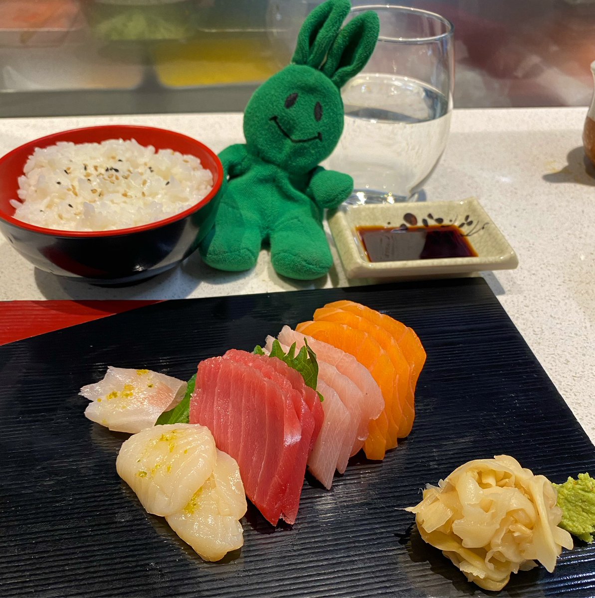 greenietravels's tweet image. It’s been a long while since I had a civilized lunch…I usually just pop open a can of sardines and dump it on some greens while on a Zoom with someone #wfhproblems
.
.
.
#sushi295 #sushi295mercer #sushi #sashimi #nyceats