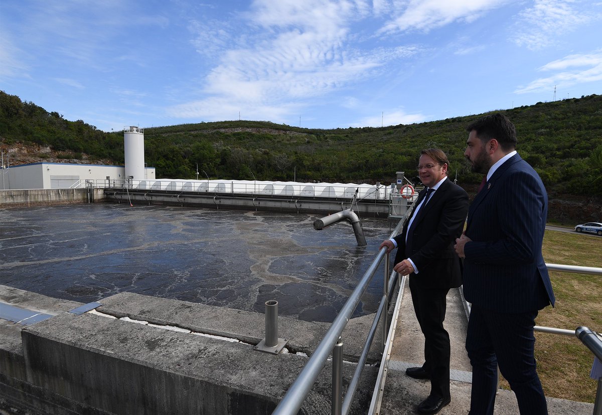 Before the Leaders’ summit kicks off visited 2️⃣ #EU flagship projects in the #Kotor Bay. The Lastva electricity substation & the Tivat-Kotor Wastewater Treatment Plan ➡️excellent examples of our economic & investment projects of #WesternBalkans. #EIP #Connectivity #Growth #Jobs