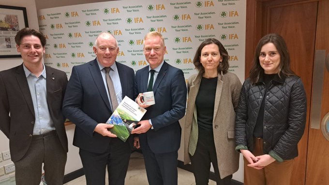 Very interesting exchange with I.F.A. President Francie Gorman. Farmers play an irreplaceable role in our economies and societies and ensure Europe's food sovereignty. Challenges are many but the EU + the CAP provide the best framework for the future of European farmers 🇪🇺🚜♻️