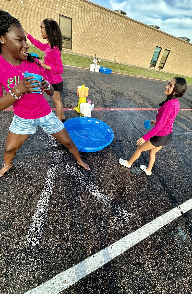 Lady Eagle XC volunteered today at Ceder Valley Elementary School’s Field Day (water day 💦🏝️). Lots of smiles and fun everywhere! Our Lady Eagles continue to be invested in serving our community and local school. @KilleenISD_ @DannyServance @Ellison_LadyXC