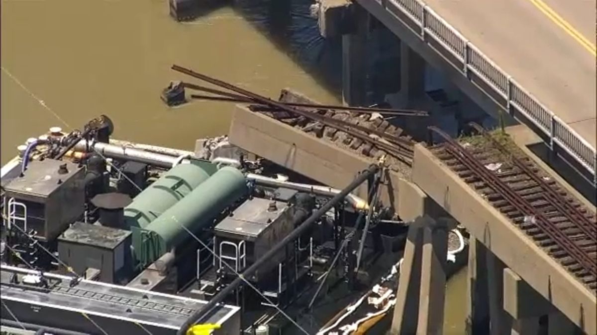 Barge hits bridge in Galveston, Texas, damaging structure and causing oil spill | LIVE 7ny.tv/3QMKYhl
