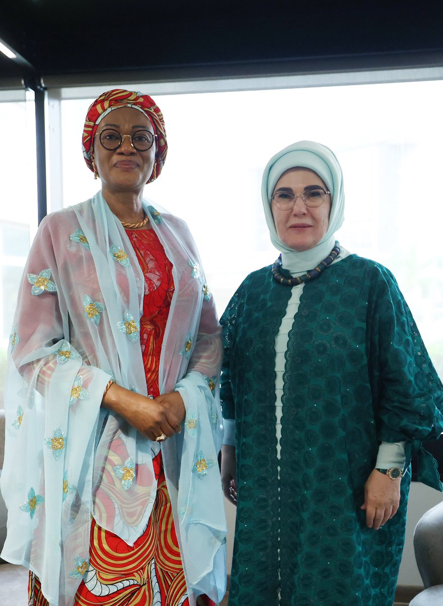 Abuja’da, Nijerya Cumhurbaşkanı’nın değerli eşi Oluremi Tinubu Hanımefendi ile bir araya geldik. 13’üncü İslam Zirvesi kapsamında 2016 yılında, İstanbul’da ilk oturumunu düzenlediğimiz programın devamı niteliğinde olan “İslam İşbirliği Teşkilatı Üyesi Afrika Ülkelerinin Kanser