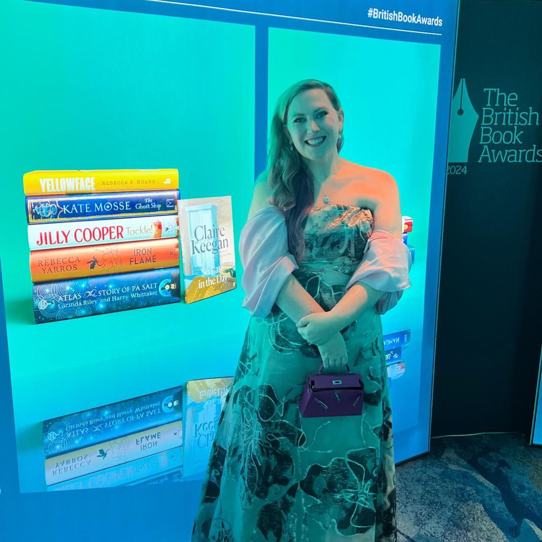 'Alas de sangre' de @RebeccaYarros ha sido galardonado con el British Book Award 2024 en la categoría 'Pageturner Book of the Year' 🎉👏
¡Felicitaciones por este merecido reconocimiento y por seguir cautivando a lectores de todo el mundo con la épica saga Empíreo! ❤️‍🔥
