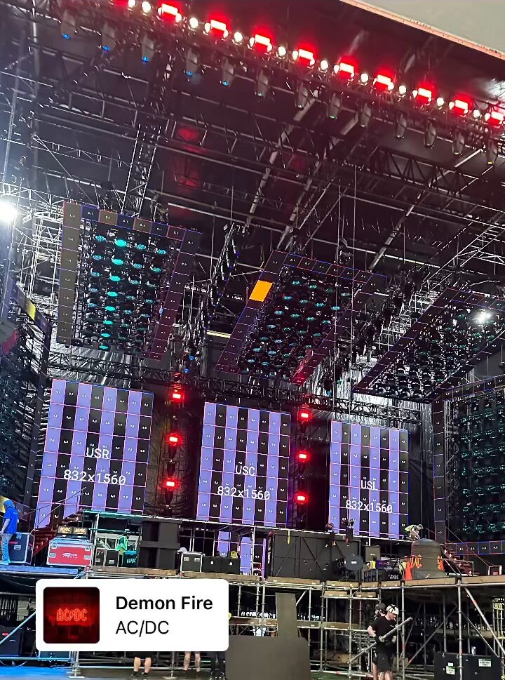 A montagem do palco para o primeiro show da turnê na Veltins-Arena continua. Aparentemente teremos algumas novidades... e Hells Bells confirmado rs)