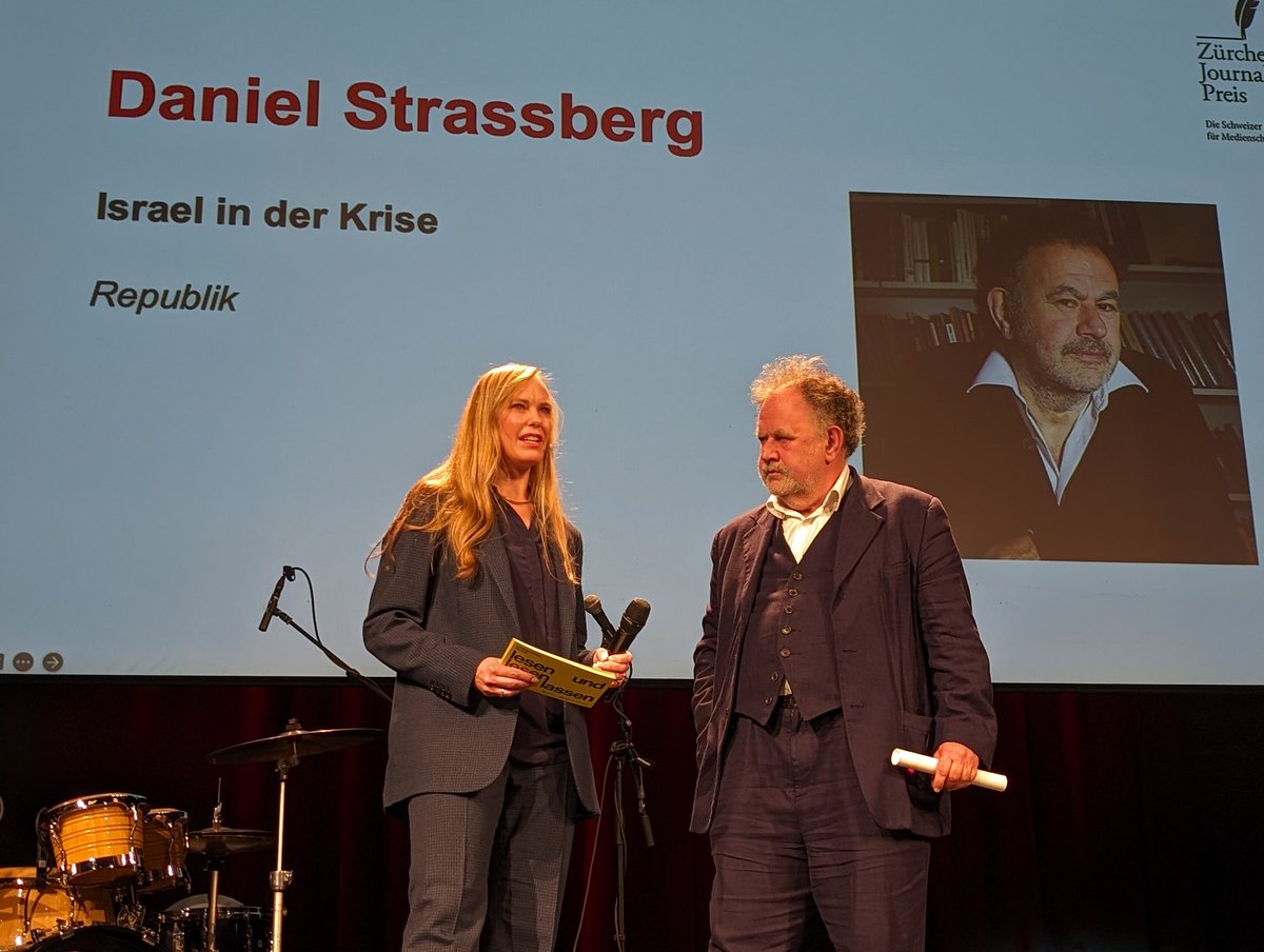 ZJP (@zjpreis) on Twitter photo Daniel Strassberg erhält den Zürcher Journalistenpreis für sein berührendes Essay "Israel in der Krise" erschienen in der <a href="/RepublikMagazin/">Republik</a>. Die Laudatio hielt <a href="/hansi_voigt/">hansi_voigt</a> Wir gratulieren ganz herzlich. <a href="/ZJPreis/">Zürcher Journalistenpreis (ZJP)</a> Daniel Strassberg erhält den Zürcher Journalistenpreis für sein berührendes Essay "Israel in der Krise" erschienen in der <a href="/RepublikMagazin/">Republik</a>. Die Laudatio hielt <a href="/hansi_voigt/">hansi_voigt</a> Wir gratulieren ganz herzlich. <a href="/ZJPreis/">Zürcher Journalistenpreis (ZJP)</a>