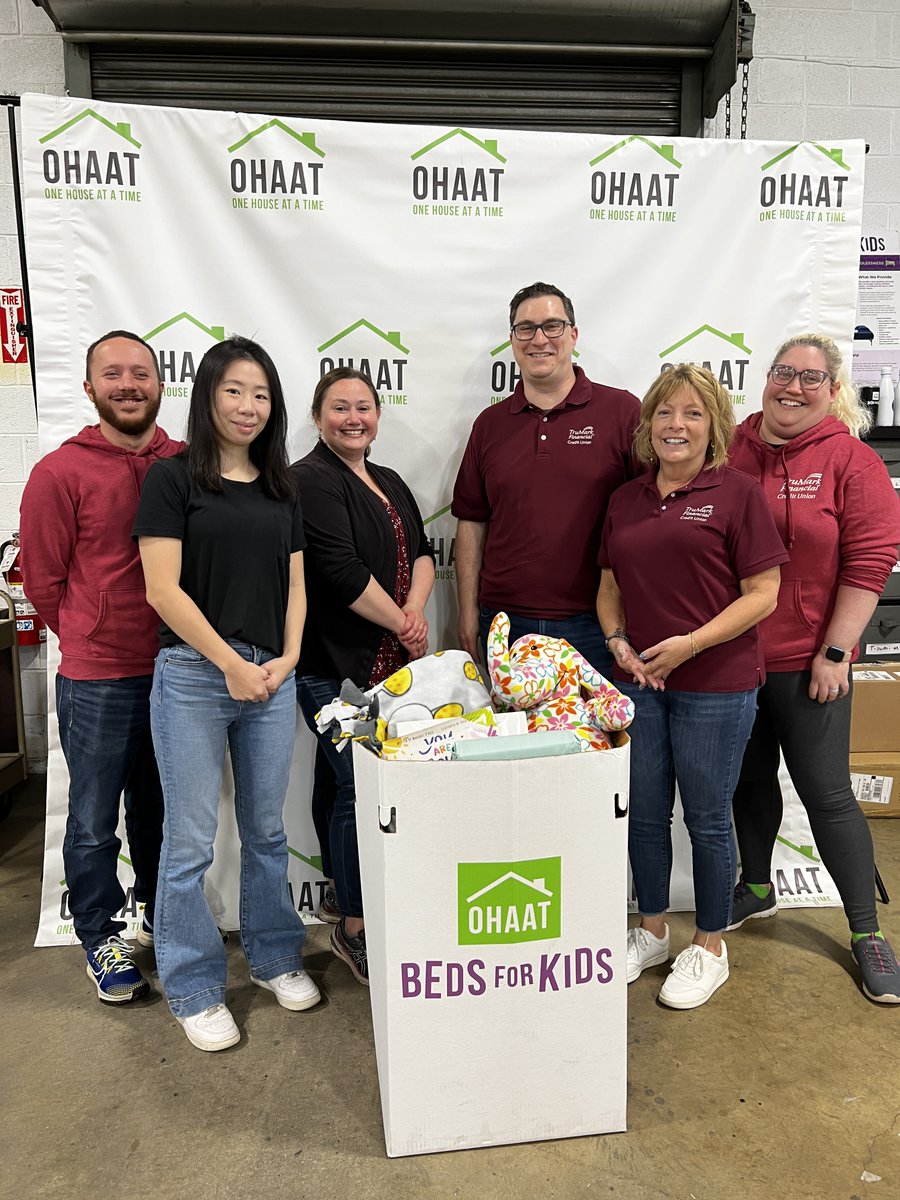 Thankful for corporate volunteer groups from @trumarkonline who come prepared to do whatever we need help with-like making throw pillows & preparing bedtime bags, all with the biggest smiles.😁💚💜
#ThankfulThursday #BedsForKidsProgram #OHAAT #TruMark #Volunteering