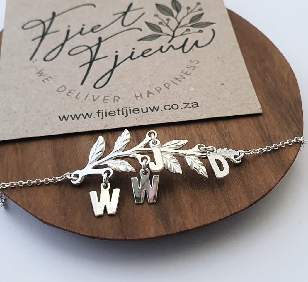 Sterling Silver Personalised Branch Bracelet !

#sterlingsilver #handmade #handpierced #personalised #initials #letters #leaf #leaved #treebranch #branch #bracelet #braceletsofinstagram #fjietfjieuw #wedeliverhappiness