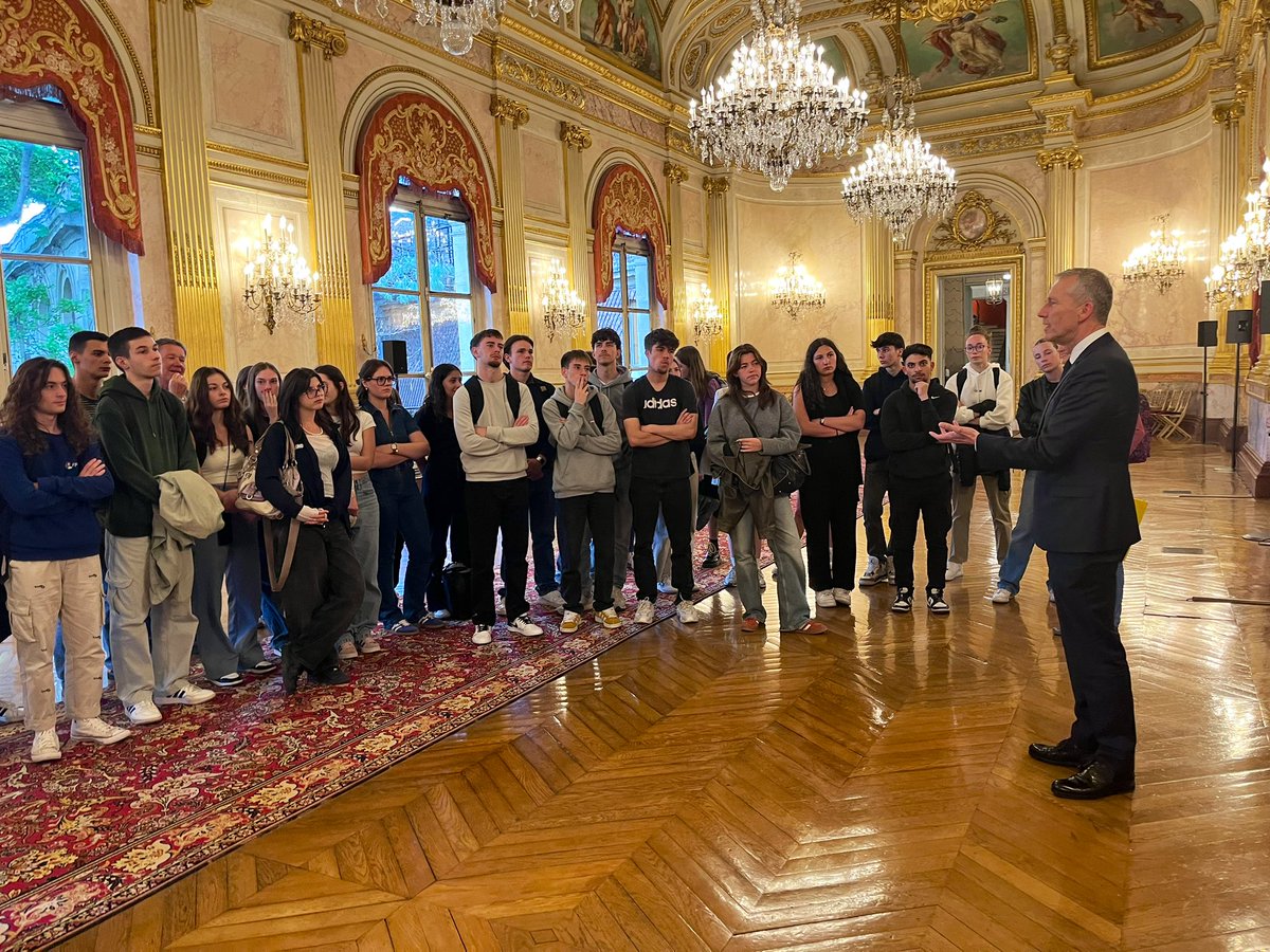 Les élèves du Lycée d’Avesnieres de Laval découvraient aujourd’hui l’Assemblée nationale «inside ». L’occasion d’échanger sur le rôle du Parlement, la fabrication de la loi, et la semaine du député. #Citoyenneté