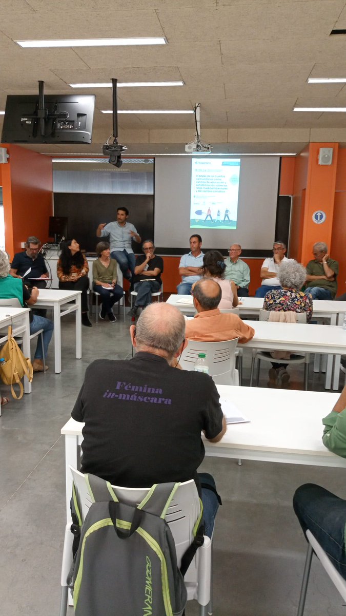 🟢 Jornada sobre el papel de los #huertoscomunitarios como centros de educación y sensibilización sobre los retos medioambientales y del #CambioClimático en el marco del proyecto #ErasmusPlus, #EcoGardens en el que participan @ceicambio y @CSostenible_UPO 🍃 🗣 El profesor