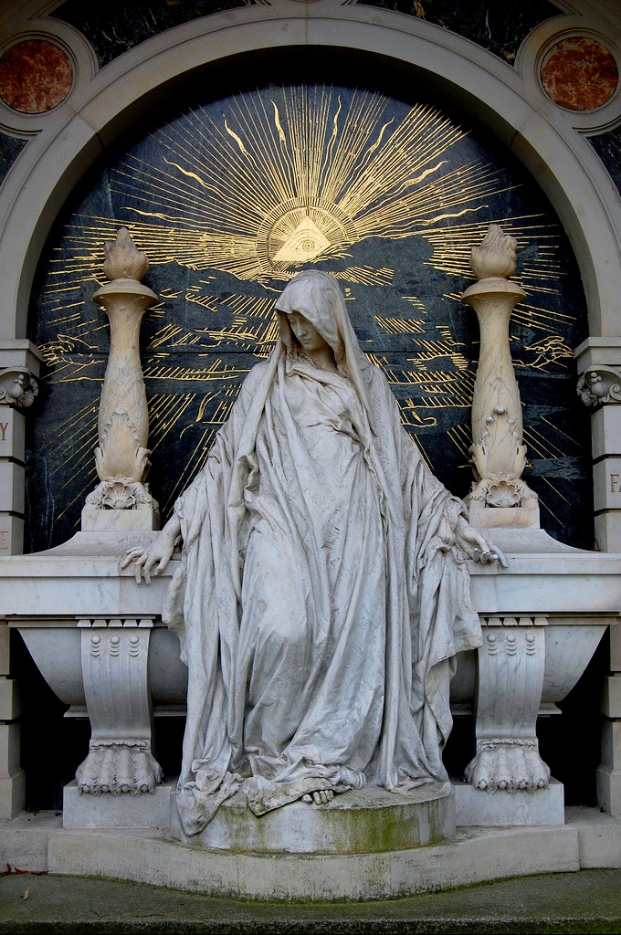 Statue of Saint Mary, Healer of all Smarts, on a tomb in Prague Estatuas.