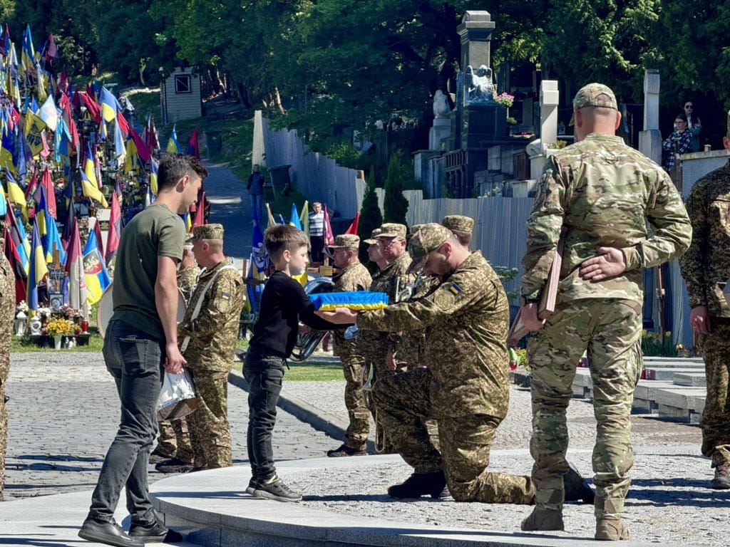 💔 The son of a fallen Ukrainian defender Taras Onyskiv receives a Ukrainian flag from his father's brothers-in-arms.

Taras Onyskiv joined the Armed Forces of Ukraine in 2023. Yesterday, Lviv honored his memory.

📷: Ostap Govda / X