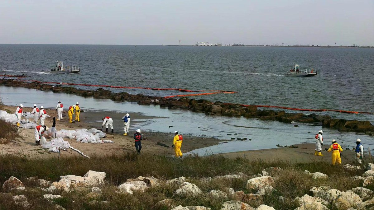 Barge hits Texas bridge causing oil spill: Everything we know newsweek.com/barge-hits-gal…