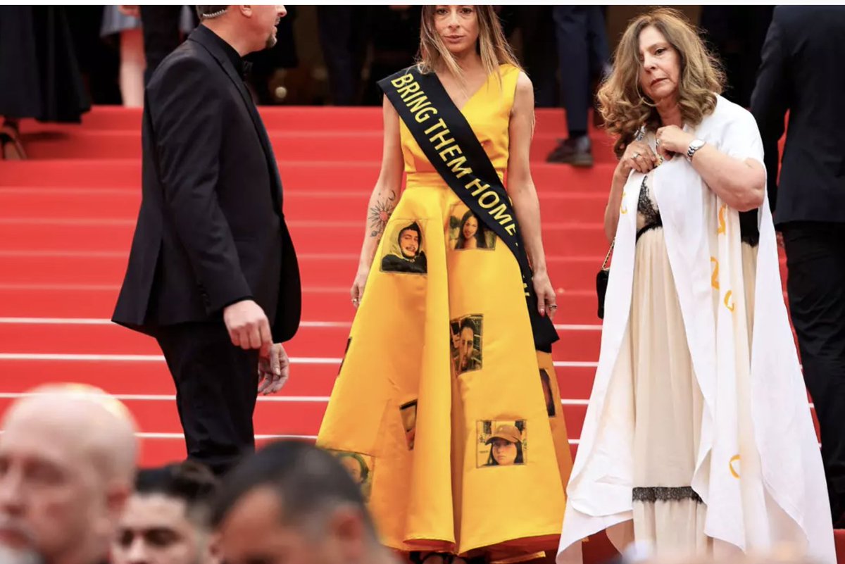 77e Festival de Cannes:
Une survivante du massacre  du 7 octobre en Israël,Laura Blajman-Kadar monte les marches avec une robe ornée des  visages des otages.
nicematin.com/cinema/77e-fes…