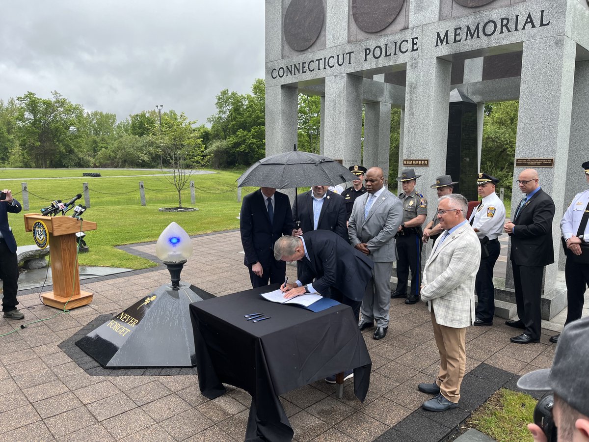 $100K payment and health insurance: On Peace Officers Memorial Day, @GovNedLamont signs the 'Fallen Officer Fund' Wednesday morning at the Connecticut Law Enforcement Memorial in Meriden. @CT_STATE_POLICE @HartfordPolice @BristolCTPolice @CTComptroller portal.ct.gov/office-of-the-…