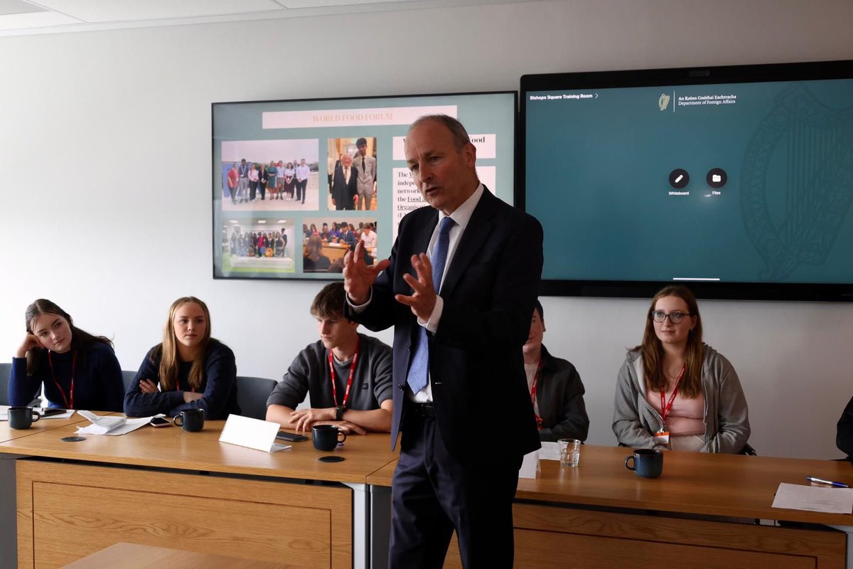 A pleasure to meet with 37 students from all over Ireland taking part in the Global Ireland Young Leaders Programme, learning about the work of @Dfatirl and Ireland’s role in the world.