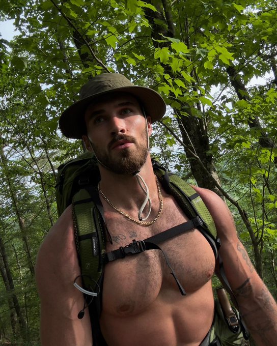 nothing but a pack 🥾🌲 https://t.co/kPuhzDDQOq