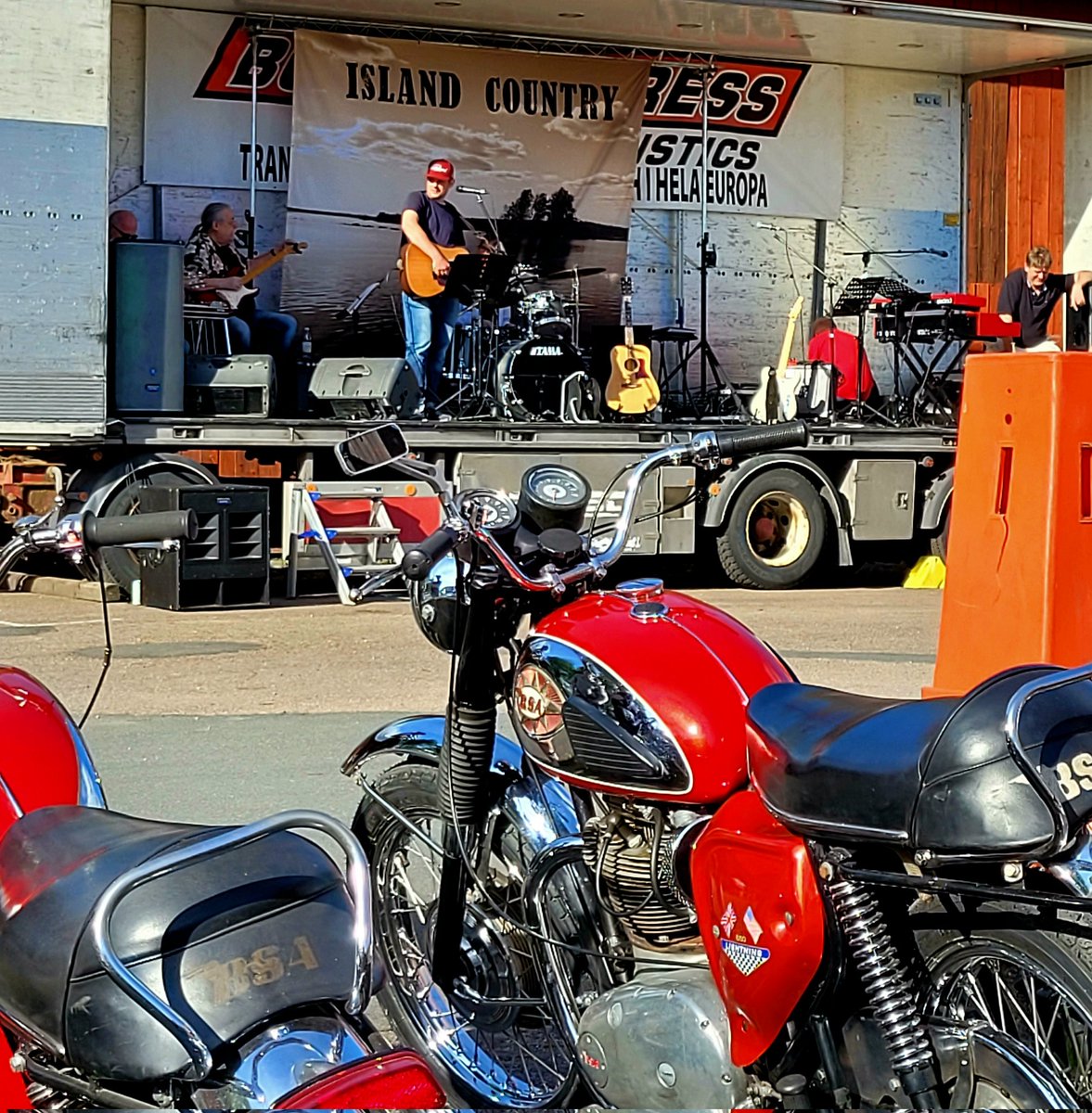 BerghConny's tweet image. Bilar, motorcyklar och country vid Åminne bruk. Liten utflykt.