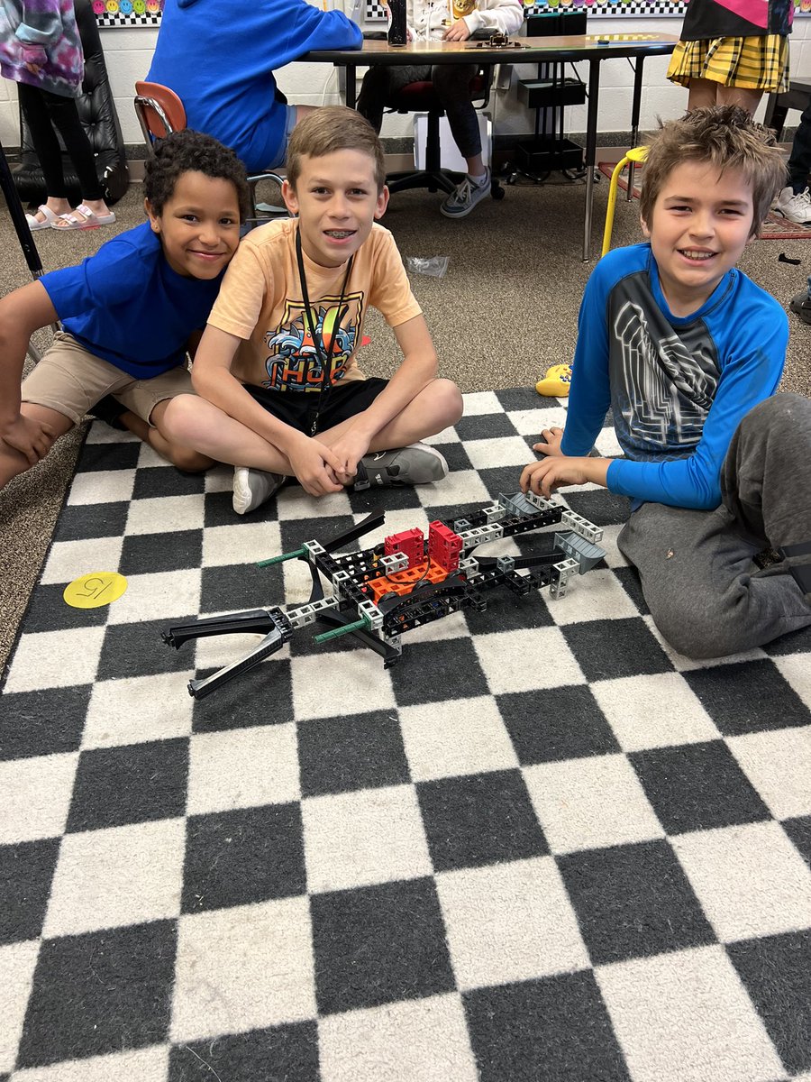 Congrats to these battle bot finalists! These Ss are having a blast during our final STEM week! @BirchcrestTiger #bctigers #Tigers4STEM #bpsne