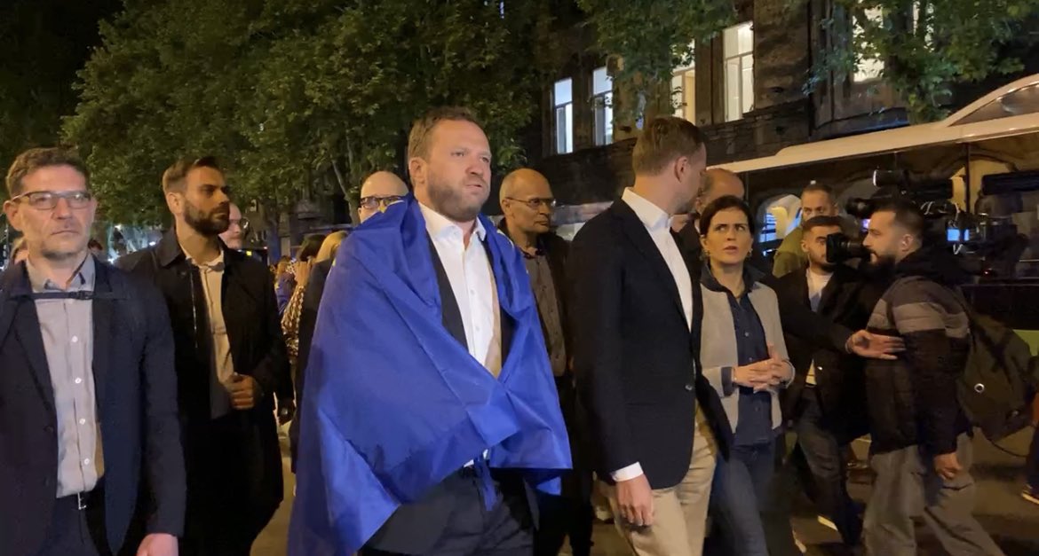 🇬🇪 | BREAKING: Foreign Ministers from Lithuania, Latvia, Estonia and Iceland have joined the march towards the parliament, where they will address #NoToRussianLaw protesters.