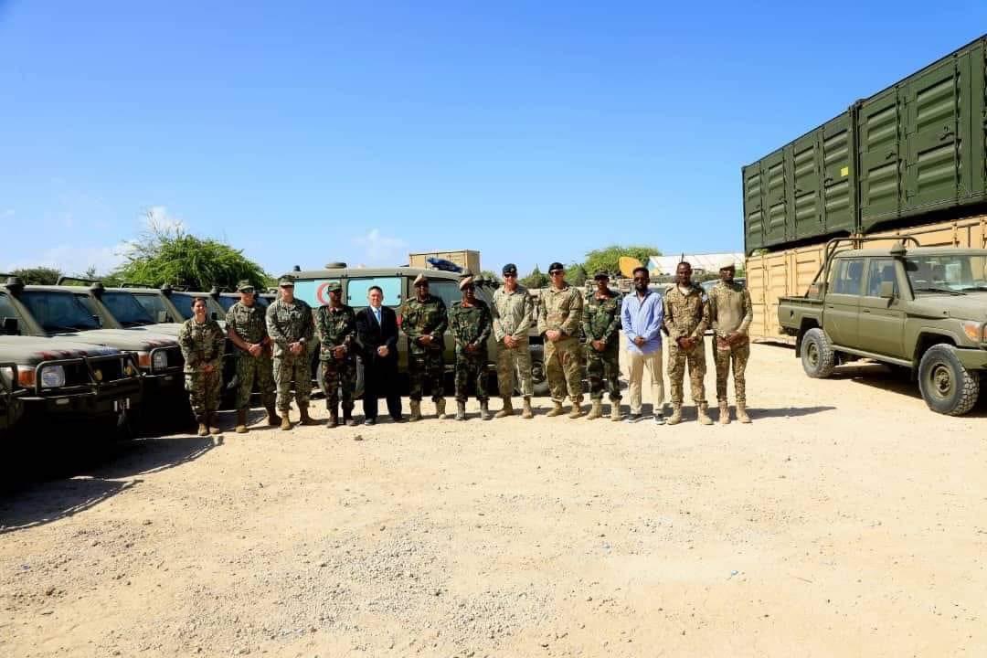 Today in #Mogadishu, Shane L. Dixon, the Chargé d’Affaires at the #US Embassy, handed over a fleet of military pickups and ambulances to Major General Ibrahim Sheikh Muhuyidin, the Chief of the National Armed Forces. These vehicles are specifically allocated for the 16th