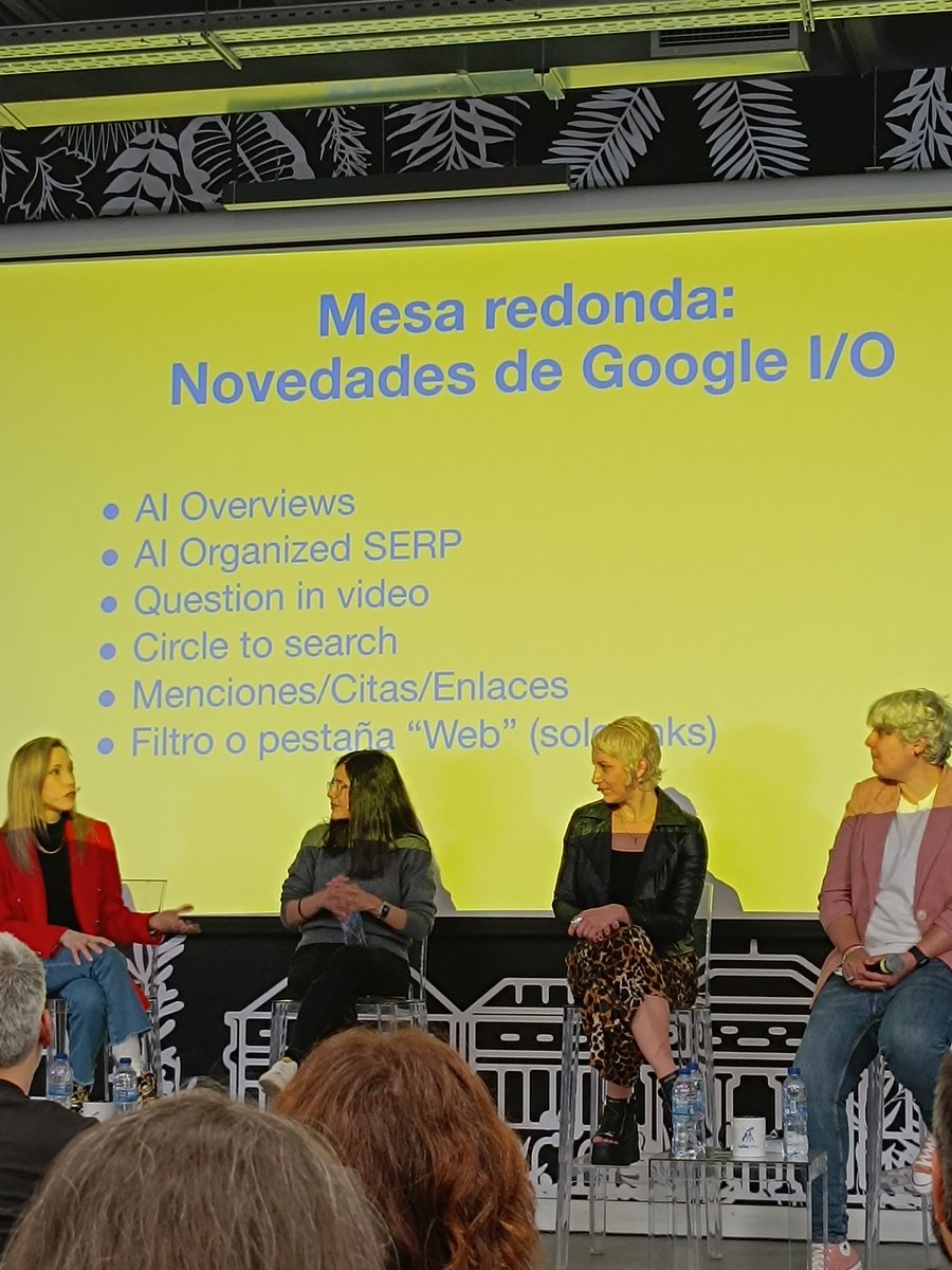 BeatrizCorvillo's tweet photo. Seguimos con la mesa redonda 🙂 moderada por @mjcachon 🔭

#LaikaParty https://t.co/yDhL6iUjcJ