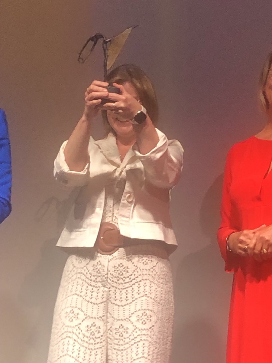 Womed award en onderneemster van het jaar is Elly Huysmans van Glowi! #womed ⁦<a href="/UNIZOvzw/">UNIZO</a>⁩ ⁦<a href="/vrouwennetbe/">vrouwennetbe</a>⁩ ⁦<a href="/jobrouns1/">Jo Brouns</a>⁩  ⁦<a href="/VLAIO_be/">VLAIO</a>⁩