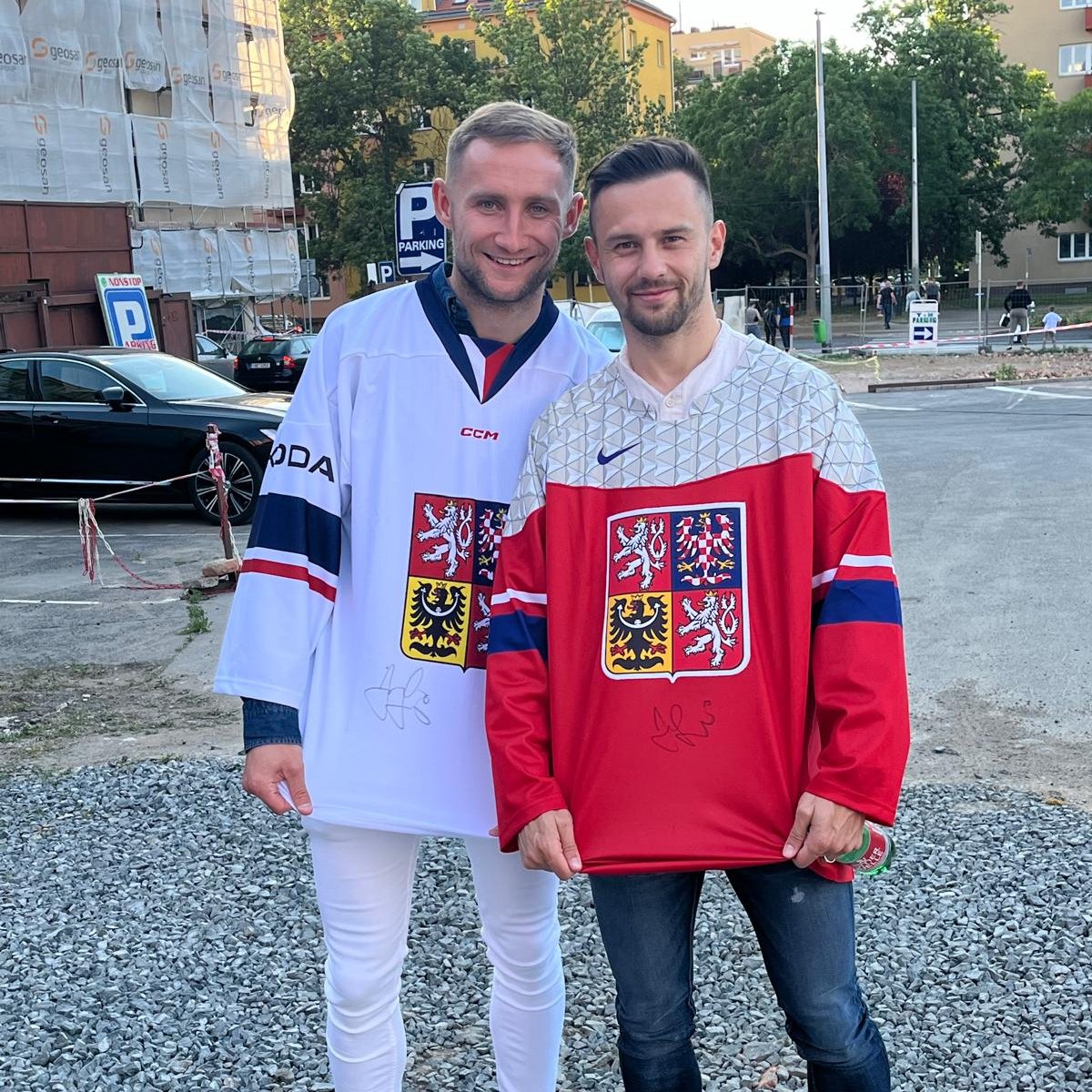 Fanoušci @czehockey s podepsanými dresy od legendy @68Jagr ✍️🇨🇿 #acsparta