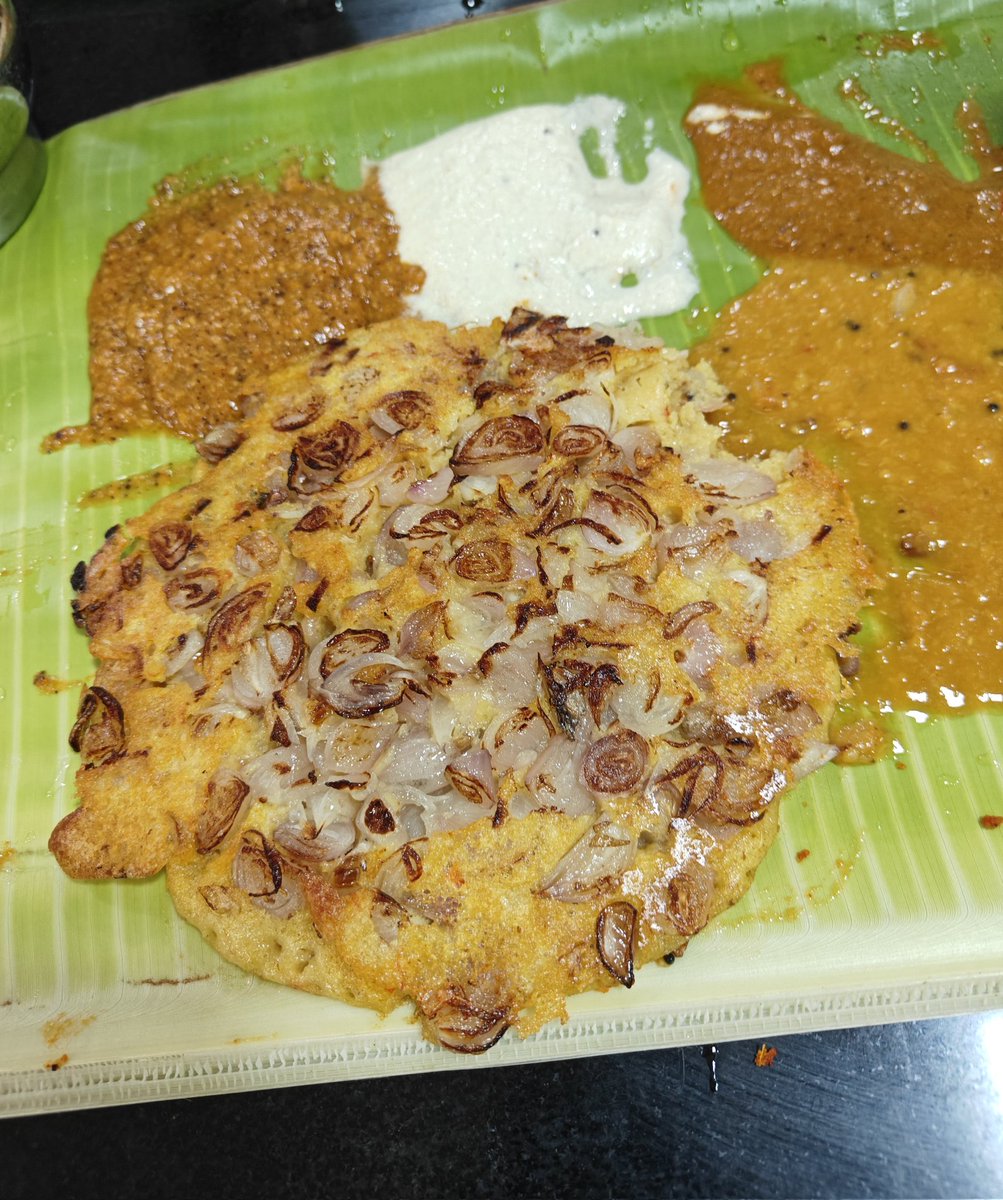 Had this super amazing thing at Murugan Idly today. Adai Onion Uthappam... Basically they have added beautifully cut chinna vengayam, placed it on the simple Adai, caramelised it to perfection, and served with a side portion of Naatu Sakkarai. Bliss, nae.