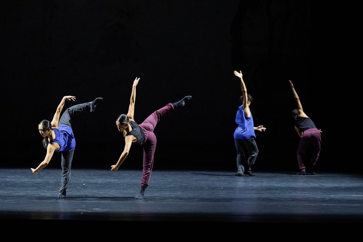 Ha preso il via la quarta edizione della #BiennaleCollegeDanza diretta da #WayneMcGregor: 16 danzatrici/danzatori e 3 coreografe/i, selezionate/i tra oltre 430 candidature, parteciperanno a una residenza intensiva di tre mesi sotto la guida di grandi maestri internazionali per