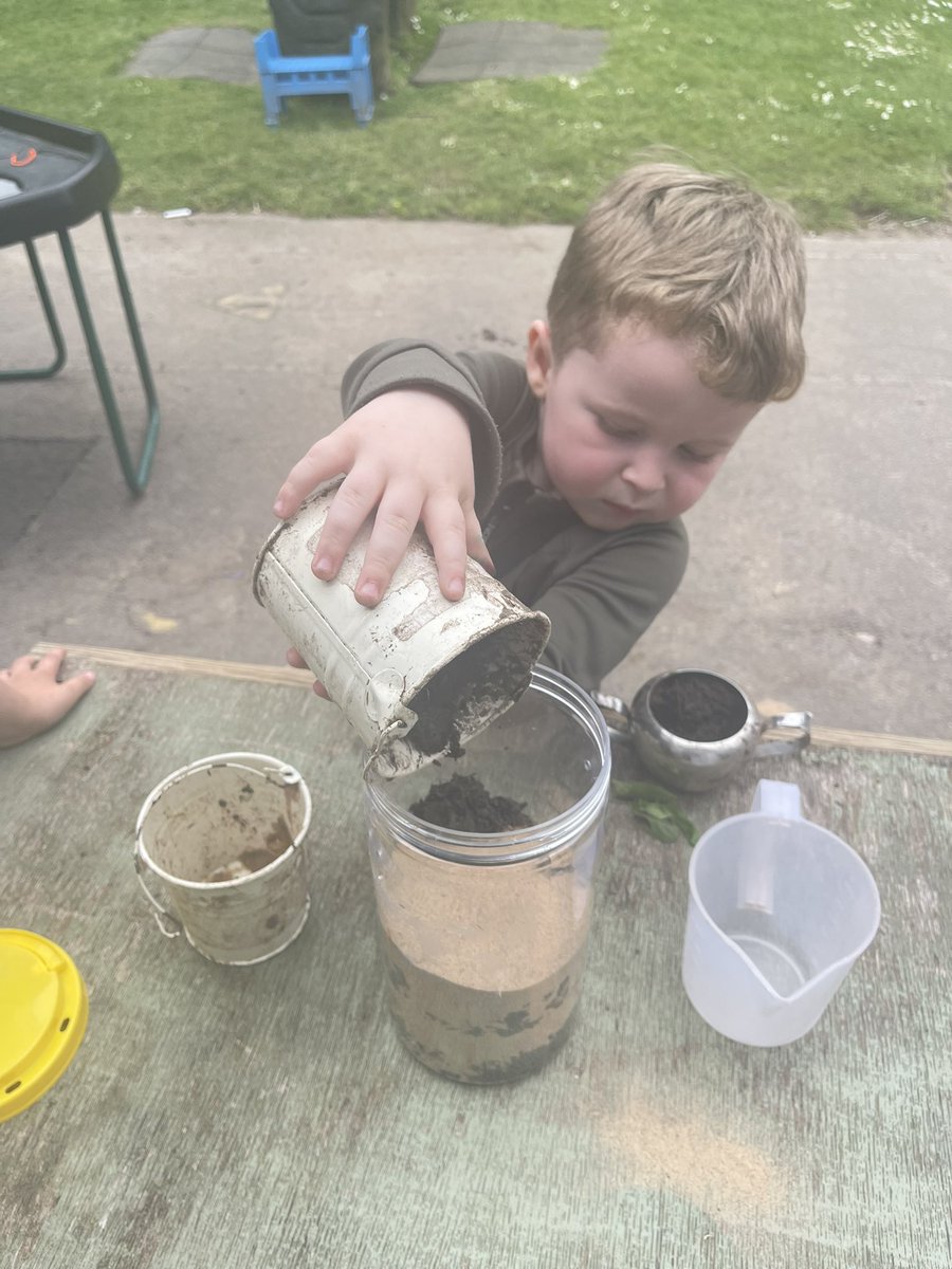 bwpnurseryeyfs's tweet photo. We had lots of fun this afternoon making our very own wormeries! We first learnt why worms are important and how they help keep our soil healthy! We then layered gravel, sand, soil and leaves before adding the worms to their new home 🪱 https://t.co/kQXBOo2XBA
