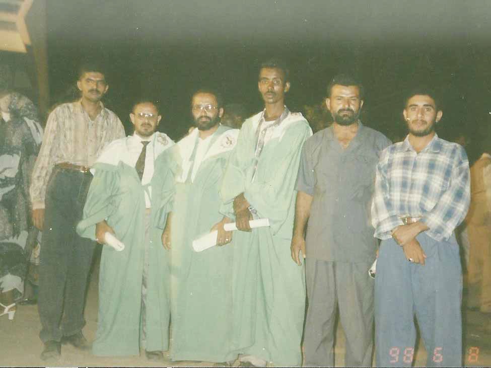 الشهيد المؤسس حسين بدر الدين الحوثي مع زملاء الدراسة في السودان في تسعينيات القرن الماضي .