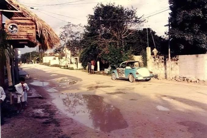 InvestmentLux's tweet photo. La Quinta Avenida en Playa del Carmen recibió aproximadamente 4.7 millones de turistas en 2023, consolidándose como uno de los principales destinos turísticos en la Riviera Maya.

Este nivel de afluencia turística no solo refleja la popularidad de Playa del Carmen como destino vacacional, sino también la importancia de la Quinta Avenida como n��cleo comercial y social de la ciudad.

La Quinta avenue in Playa del Carmen received approximately 4.7 million tourists in 2023, consolidating itself as one of the main tourist destinations in the Riviera Maya.

This level of tourist influx not only reflects the popularity of Playa del Carmen as a holiday destination, but also the importance of Fifth Avenue as the commercial and social center of the city.