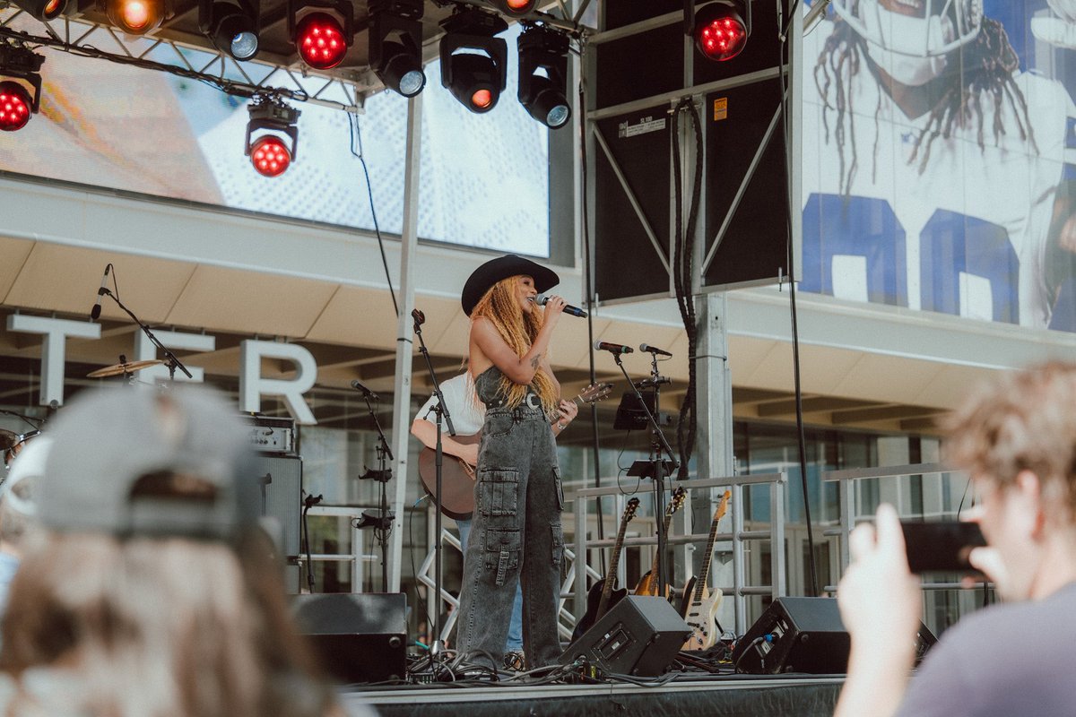 Wooo thank you guys for showing up and showing out today at the @ACMawards kickoff show! That was too much fun! See yah on the red carpet tomorrow😉