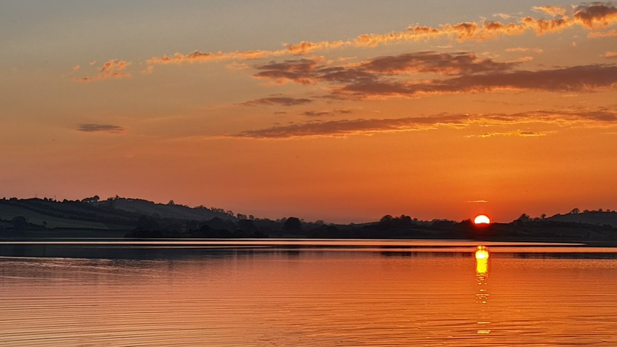 roneill07's tweet photo. Loughross, Crossmaglen, Armagh, Ireland! 🍀 #IrishSun #Golden #Photography https://t.co/rC4O8aWlSJ