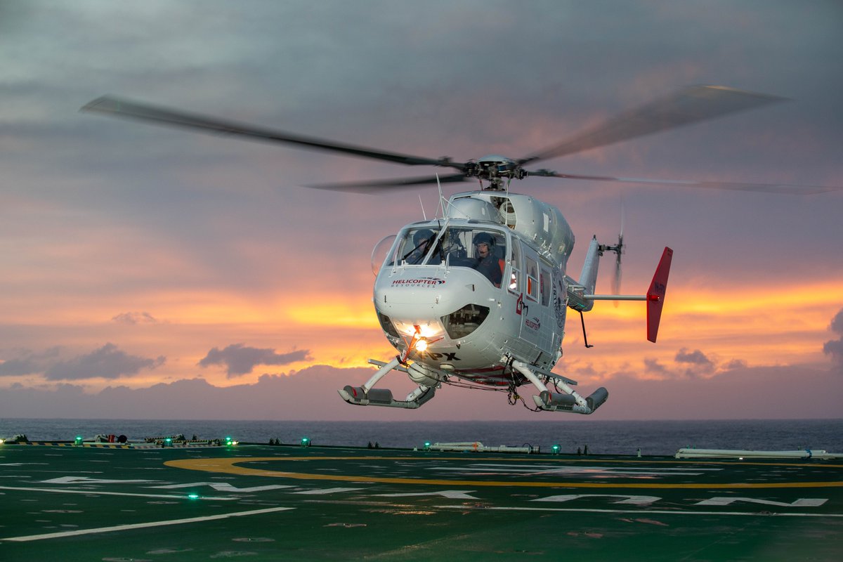 The cloud has lifted and helicopter operations have restarted at Macquarie Island. They carry passengers to shore or sling load cargo weighing up to 900kg. 📷Pete Harmsen