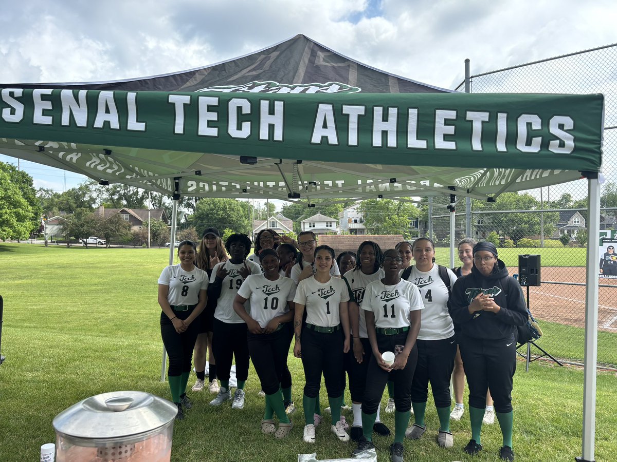 Tech leading 11-3 top of the 3rd inning against Riverside on our senior night. @aths_athletics @IPSAthletics 💚🥎