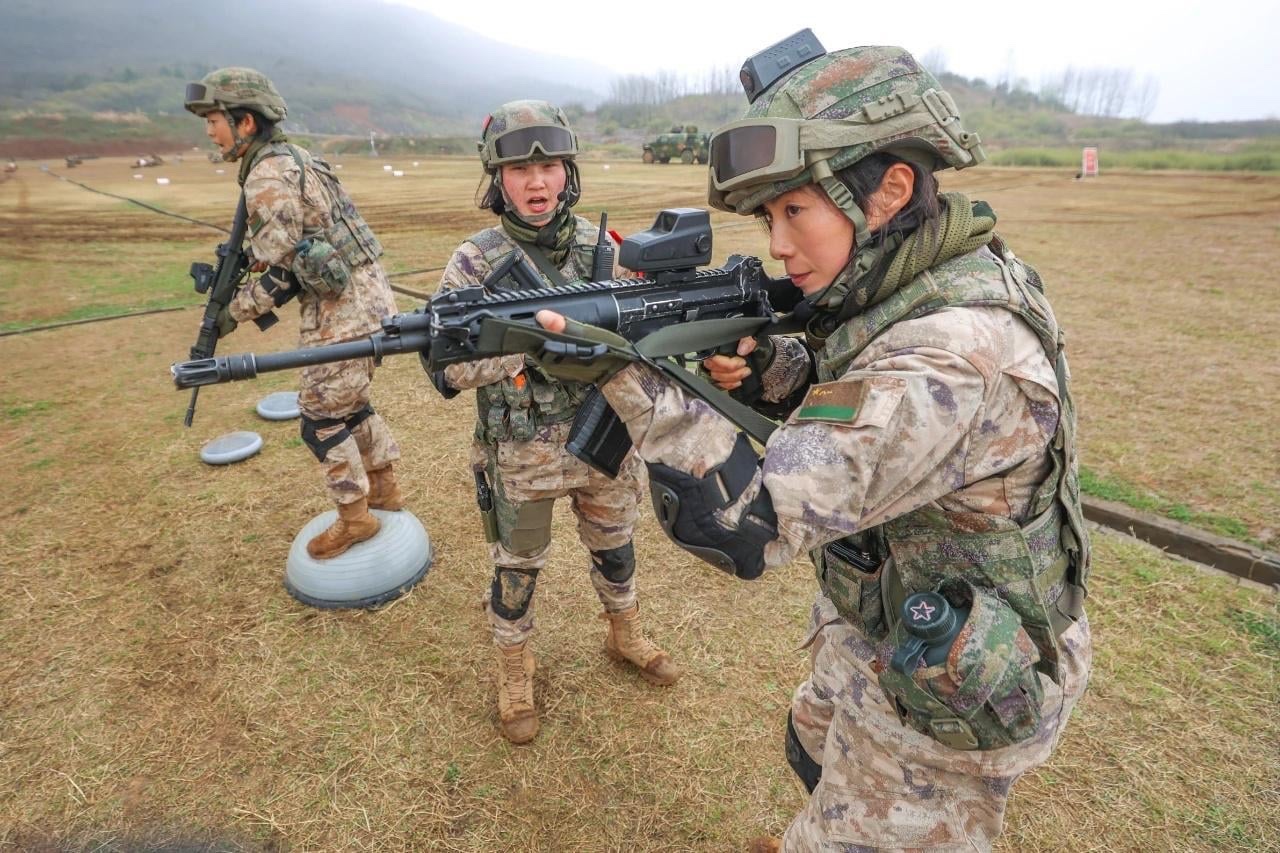 人民解放軍 QBZ-191用実レール&マグプルグリップ 人民解放軍 QBZ-191用実レール&マグプルグリップ