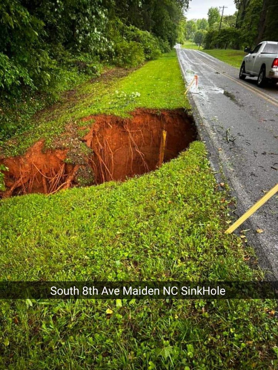 Relaying report of a sinkhole caused by passing storm in Maiden- report by spotter Richie Fox. @NWSGSP @AlConklin @wxbrad @sydsully @QueenCityNews