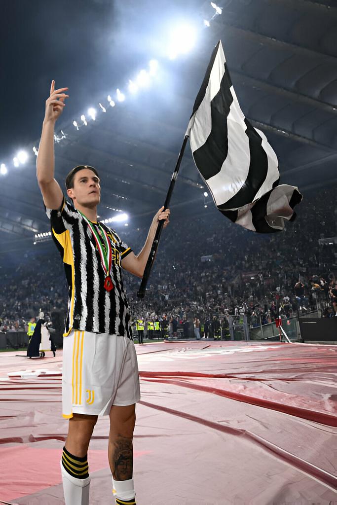 Nicolò Fagioli waving the flag! 🏆🇮🇹
