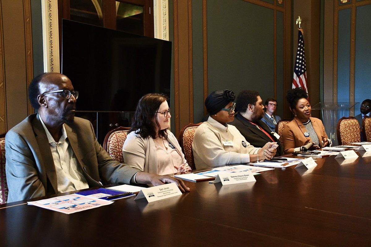 This month’s Dads Caucus meeting was all about paid leave—the foundation of an economy that supports families. Great to be joined by @FmlyValuesWork @unitedworkers @rocunited and @jufj who shared powerful stories about why paid leave is so crucial for all workers and families.