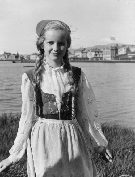 ~A young Icelandic girl, 1955 🇮🇸