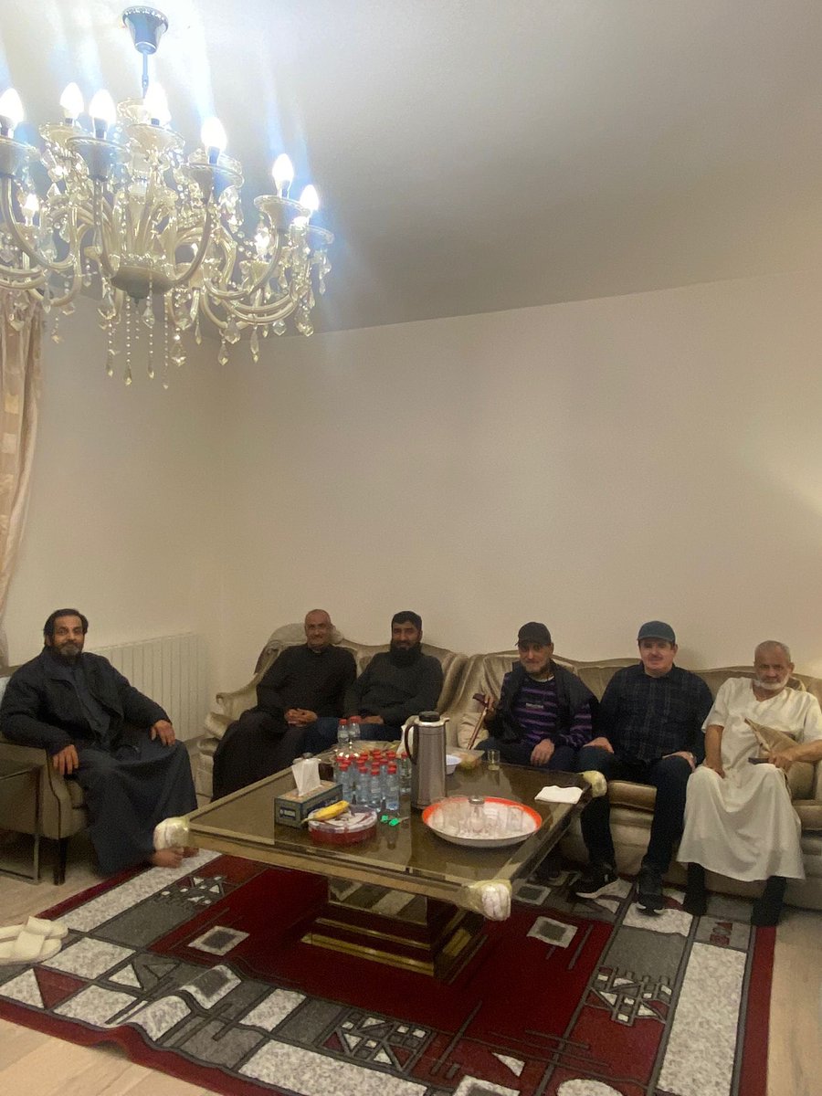 صورة جمعتني مع رجال كبار قدر 
لهم كل المحبه والتقدير في لندن

عواد الدواي بوعبدالله 
بدر الاصفر ابوخالد 
د. عيد الهيم بوفيصل 
فواز الدواي ابو سالم 
الأمير هادي بن جامع 

عسى الله يحفظهم ويرعاهم