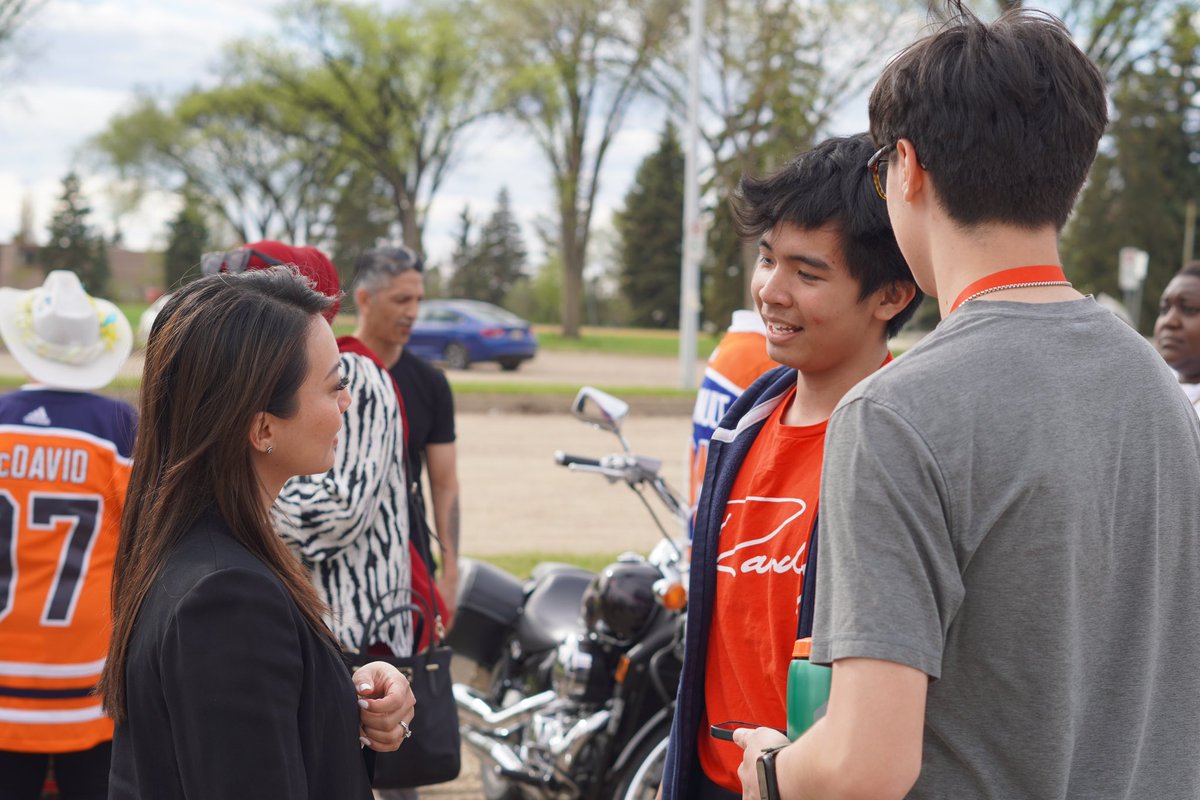 Go knock doors! Couldn’t leave Edmonton without knocking doors with @R_Boissonnault and his awesome team of volunteers in Edmonton Centre. Great to hear from constituents on the work our government is doing to create fairness for every generation.