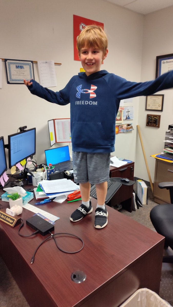 GeibJennifer's tweet photo. What does 180 AR points get someone??? A chance to stand on Dr. Bollinger’s desk! Great job kiddo! @RPBlueJays https://t.co/s4xVeabZ2G