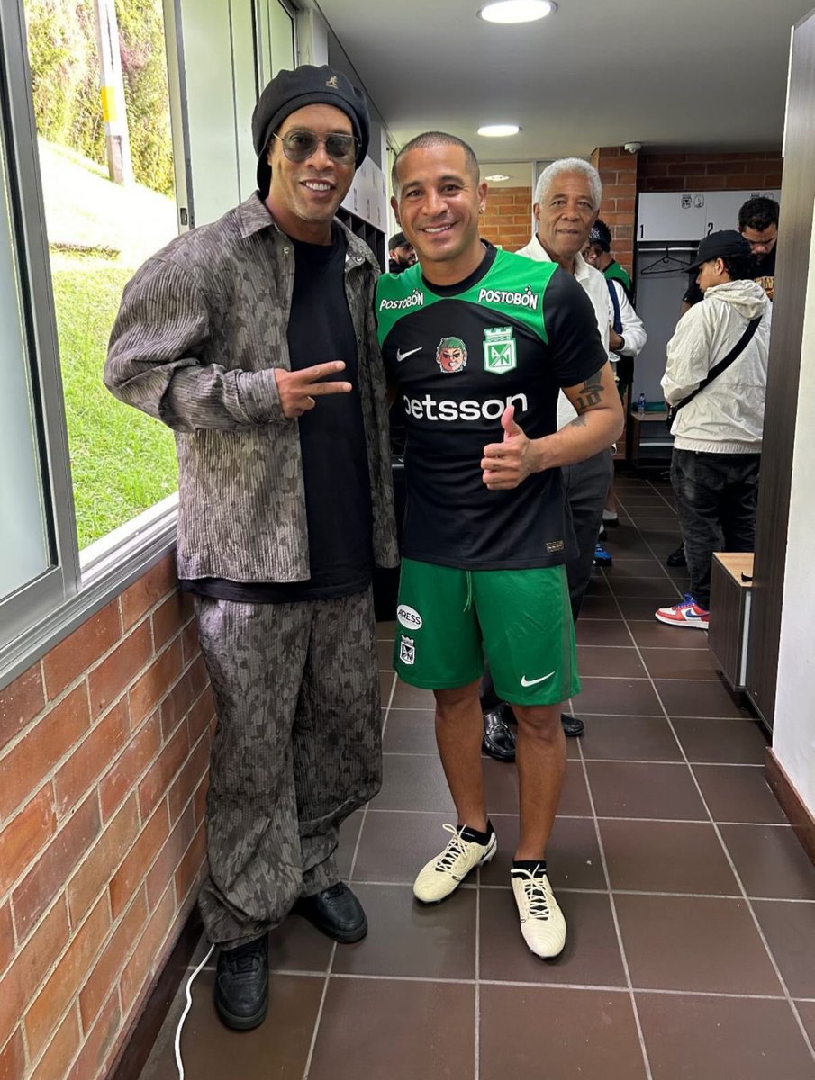 BlogVerdolaga's tweet photo. Nunca hubo una foto con tanta calidad. 🎩🔟🪄 @Macne10 @10Ronaldinho https://t.co/HbaOVJzmoC