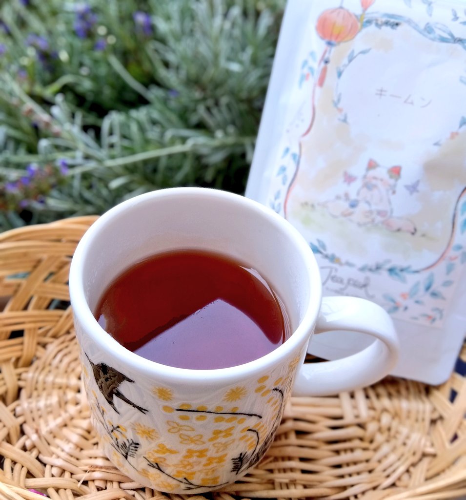おはようございます
朝はTeapickさんのキームン💞

お花の香りの祁門紅茶で一日を始めます
#茶好連 
#木漏れ日のお茶会