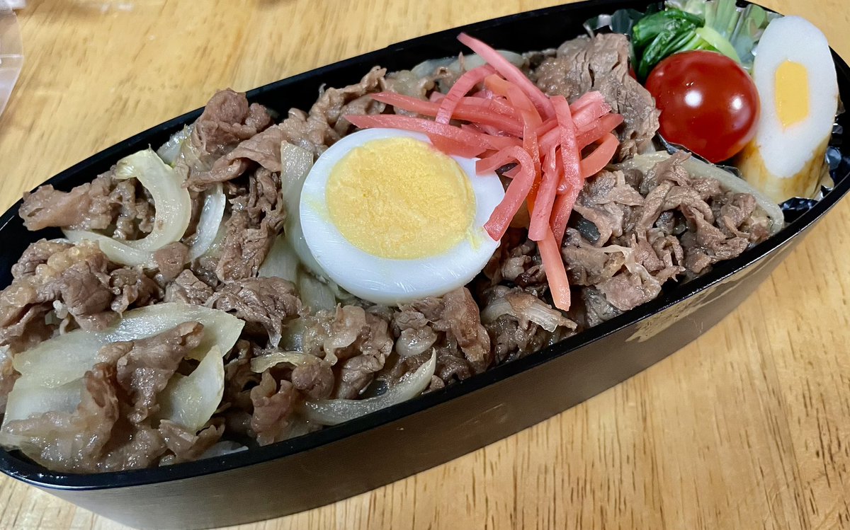 久々に母が作る弁当、今日は牛丼弁当です。 プチトマトやチーズ入りちくわ、青梗菜のおひたしなど…いつも彩りにこだわりを感じます。 #料理 #お弁当