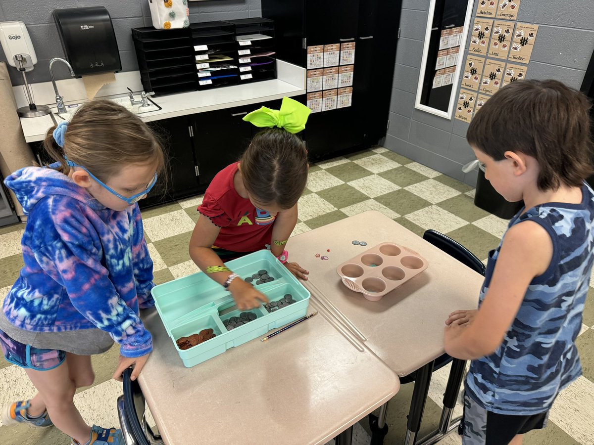GeibJennifer's tweet photo. First graders are learning all about identifying &amp; counting money to wrap up the year! 💰 @RPBlueJays https://t.co/Eqe2KzGW4F