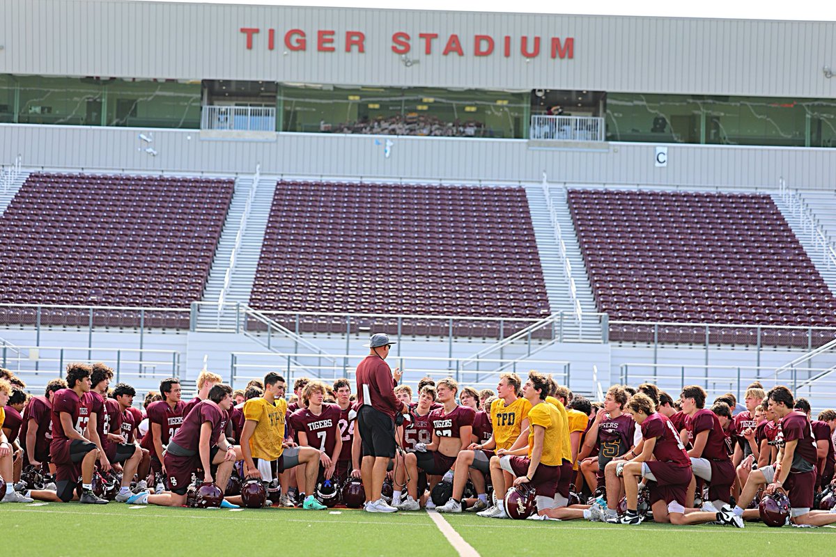 COACH Z AND HIS MIGHTY TIGERS NOT MISSING A BEAT AT TIGER SPRING BALL 24. TIGERS WORKING HARD AND PRACTICING PERFECTION. @CoachGZimmerman @marisa_tuzzi @var_austin @DripFB @A_Pena4 @delossae17 @ben_reid31 @CoachStancik @CoachT_Marshall